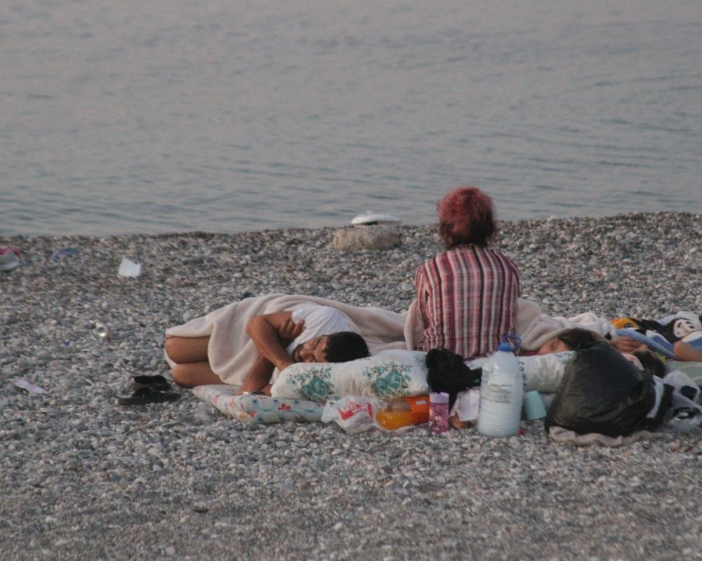 Antalya'da sahiller açık hava oteline döndü! Sıcaktan bunalanlar Konyaaltı Sahili'nde sabahladı - Sayfa 5