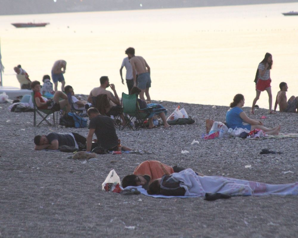 Antalya'da sahiller açık hava oteline döndü! Sıcaktan bunalanlar Konyaaltı Sahili'nde sabahladı - Sayfa 10