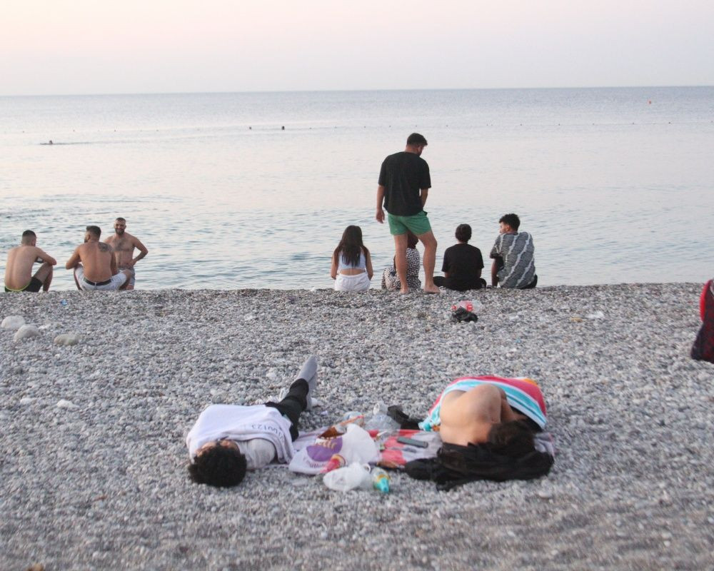 Antalya'da sahiller açık hava oteline döndü! Sıcaktan bunalanlar Konyaaltı Sahili'nde sabahladı - Sayfa 11