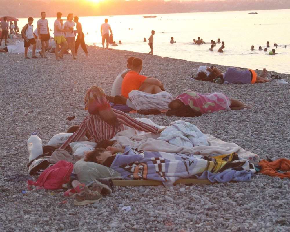 Antalya'da sahiller açık hava oteline döndü! Sıcaktan bunalanlar Konyaaltı Sahili'nde sabahladı - Sayfa 12