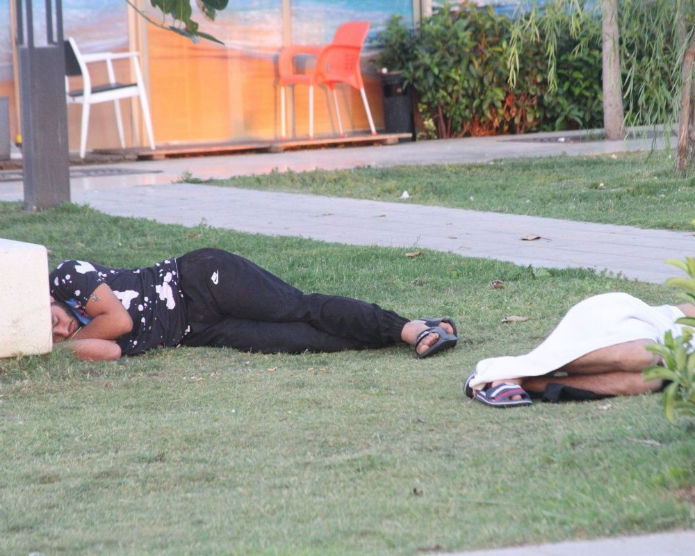 Antalya'da sahiller açık hava oteline döndü! Sıcaktan bunalanlar Konyaaltı Sahili'nde sabahladı - Sayfa 8
