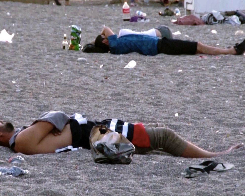 Antalya'da sahiller açık hava oteline döndü! Sıcaktan bunalanlar Konyaaltı Sahili'nde sabahladı - Sayfa 18