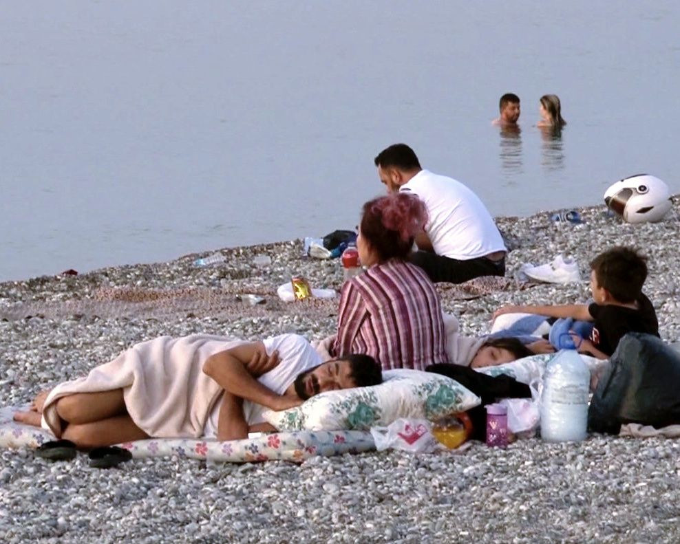 Antalya'da sahiller açık hava oteline döndü! Sıcaktan bunalanlar Konyaaltı Sahili'nde sabahladı - Sayfa 16