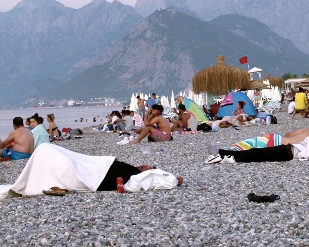 Antalya'da sahiller açık hava oteline döndü! Sıcaktan bunalanlar Konyaaltı Sahili'nde sabahladı - Sayfa 9