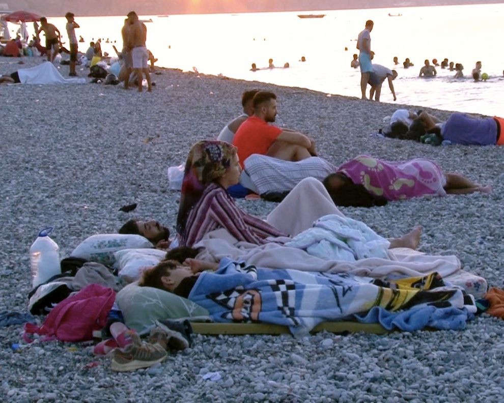 Antalya'da sahiller açık hava oteline döndü! Sıcaktan bunalanlar Konyaaltı Sahili'nde sabahladı - Sayfa 6