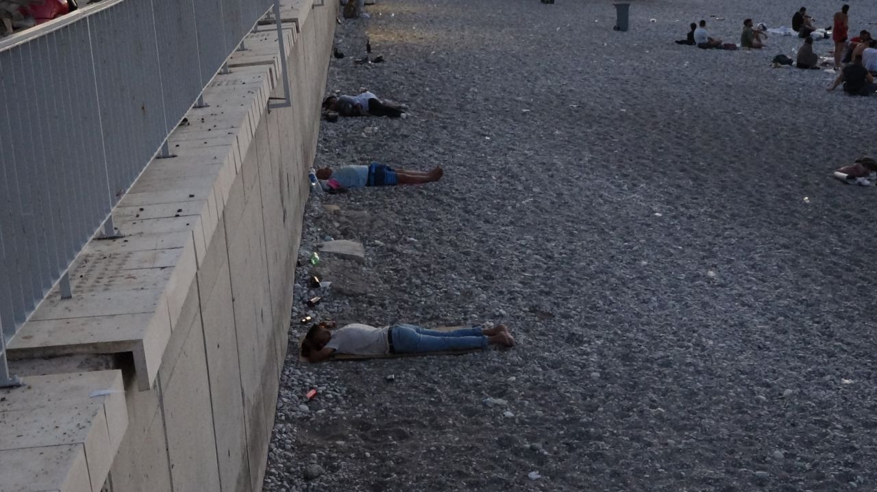 Antalya'da sahiller açık hava oteline döndü! Sıcaktan bunalanlar Konyaaltı Sahili'nde sabahladı - Sayfa 22