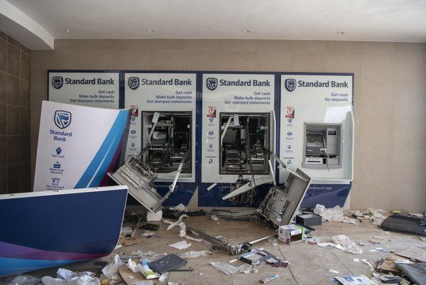 Güney Afrika'da kaos büyüyor: Ölü sayısı 100'e dayandı! ATM'ler ve mağazalar yağmalandı - Sayfa 5