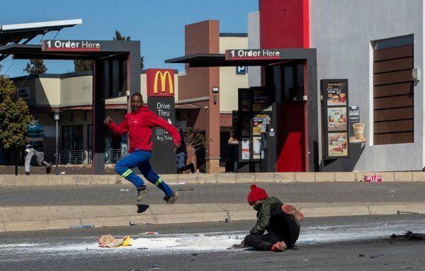 Güney Afrika'da kaos büyüyor: Ölü sayısı 100'e dayandı! ATM'ler ve mağazalar yağmalandı - Sayfa 9
