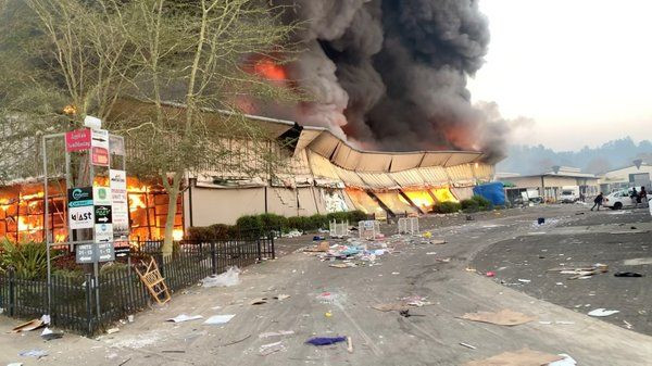 Güney Afrika'da kaos büyüyor: Ölü sayısı 100'e dayandı! ATM'ler ve mağazalar yağmalandı - Sayfa 8