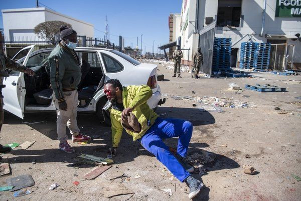 Güney Afrika'da kaos büyüyor: Ölü sayısı 100'e dayandı! ATM'ler ve mağazalar yağmalandı - Sayfa 10
