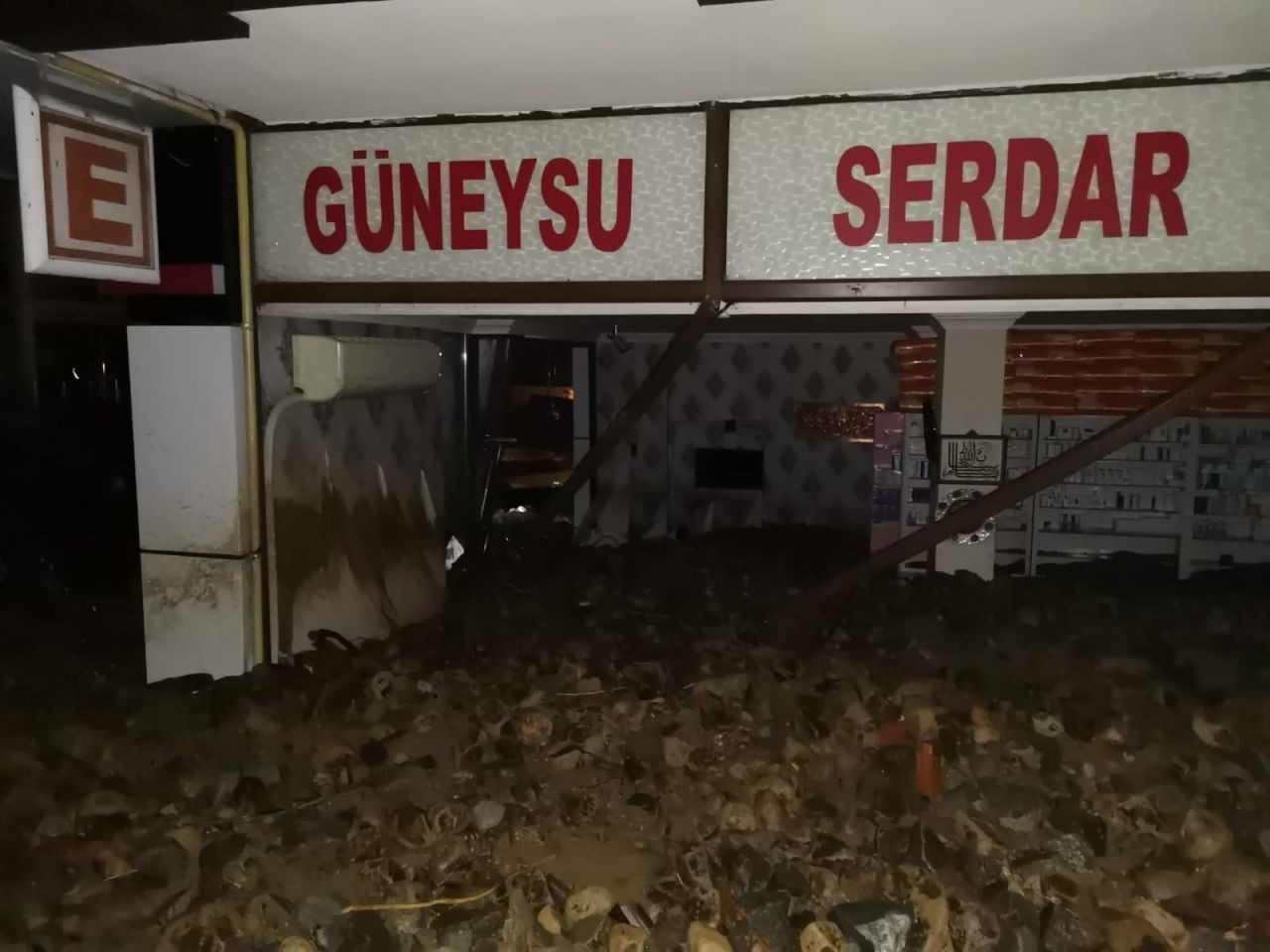 Rize'de gök yarıldı! Dereler taştı, heyelanlar oluştu, yollar kapandı - Sayfa 10