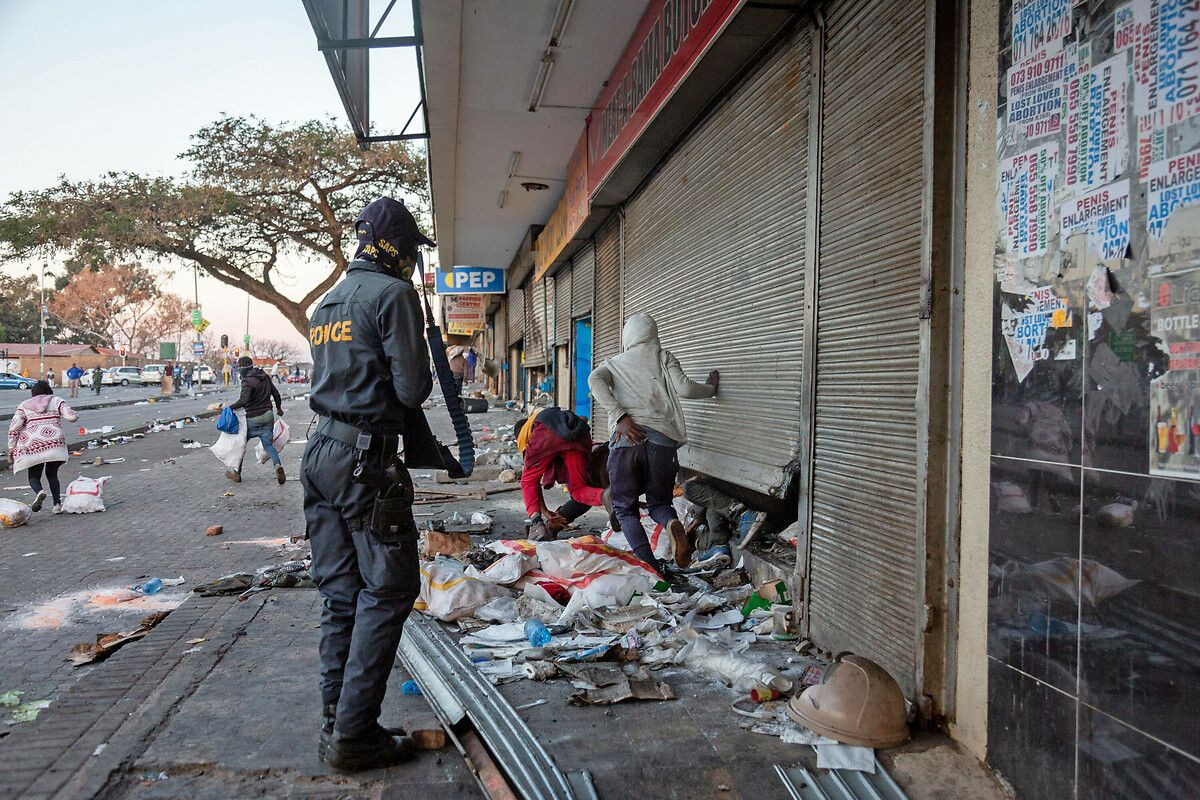 Güney Afrika'da kaos büyüyor: Ölü sayısı 100'e dayandı! ATM'ler ve mağazalar yağmalandı - Sayfa 11
