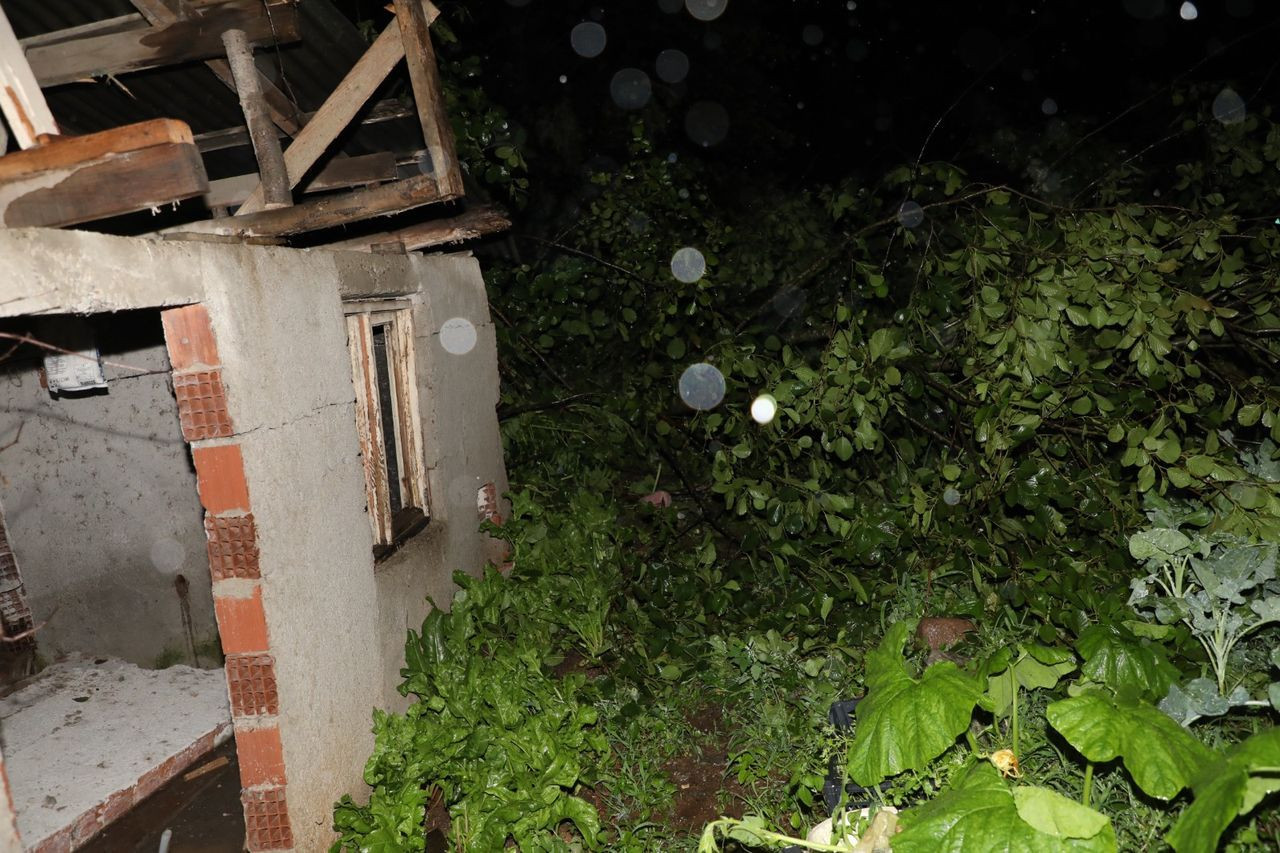 Rize'de gök yarıldı! Dereler taştı, heyelanlar oluştu, yollar kapandı - Sayfa 16