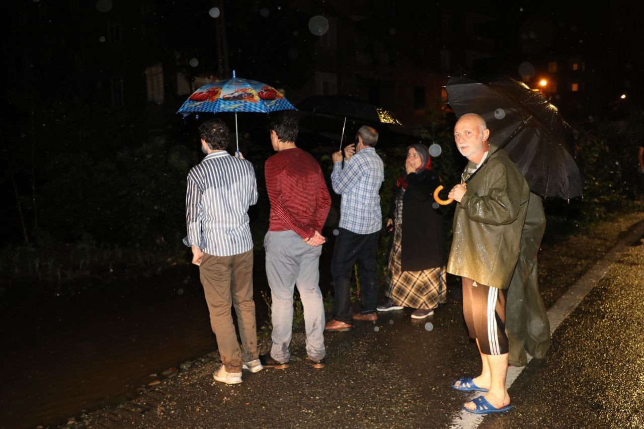 Rize'de gök yarıldı! Dereler taştı, heyelanlar oluştu, yollar kapandı - Sayfa 14