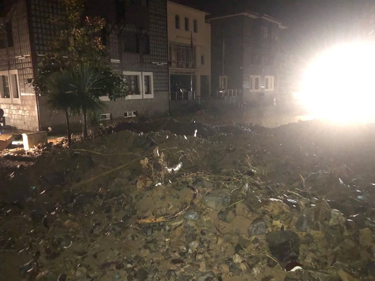 Rize'de gök yarıldı! Dereler taştı, heyelanlar oluştu, yollar kapandı - Sayfa 19