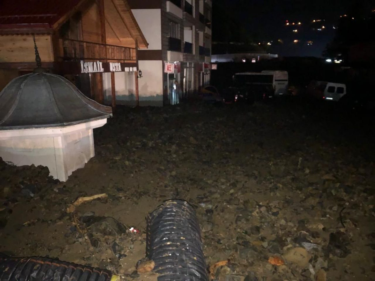 Rize'de gök yarıldı! Dereler taştı, heyelanlar oluştu, yollar kapandı - Sayfa 22