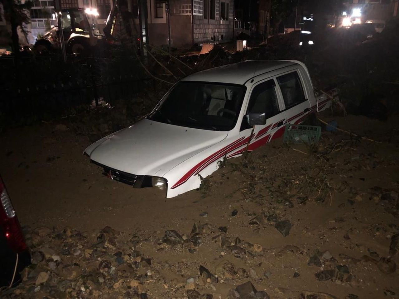 Rize'de gök yarıldı! Dereler taştı, heyelanlar oluştu, yollar kapandı - Sayfa 24