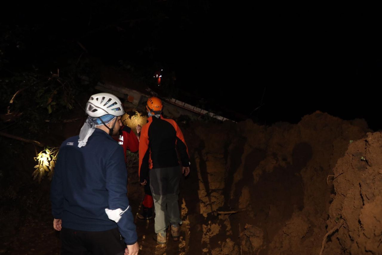 Rize'de gök yarıldı! Dereler taştı, heyelanlar oluştu, yollar kapandı - Sayfa 25