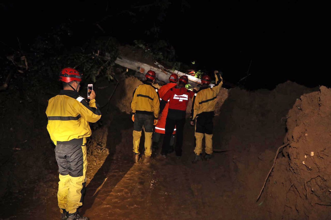 Rize'de gök yarıldı! Dereler taştı, heyelanlar oluştu, yollar kapandı - Sayfa 27