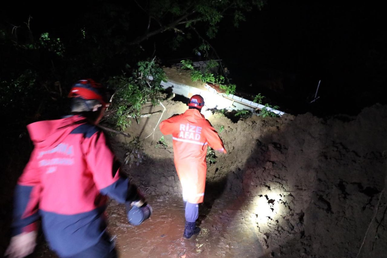 Rize'de gök yarıldı! Dereler taştı, heyelanlar oluştu, yollar kapandı - Sayfa 29