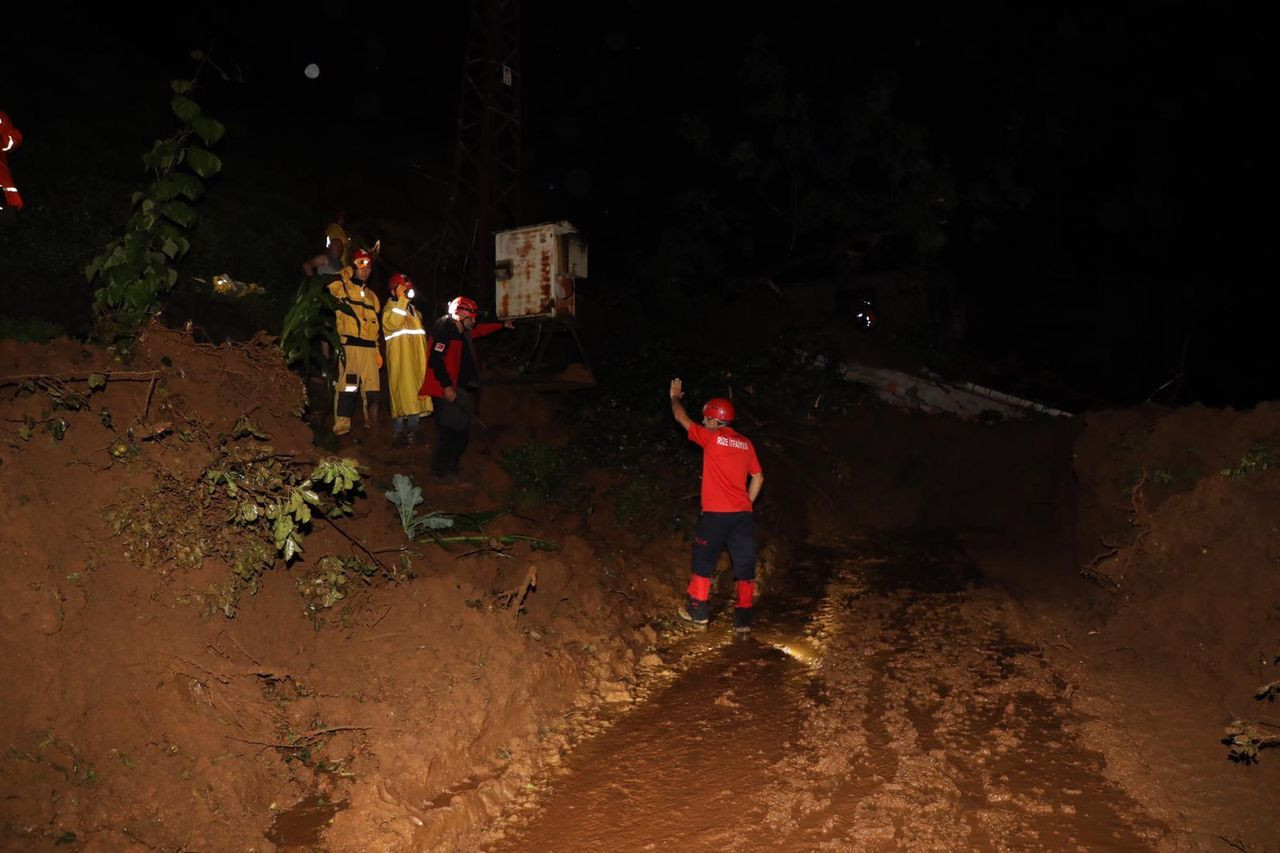 Rize'de gök yarıldı! Dereler taştı, heyelanlar oluştu, yollar kapandı - Sayfa 30