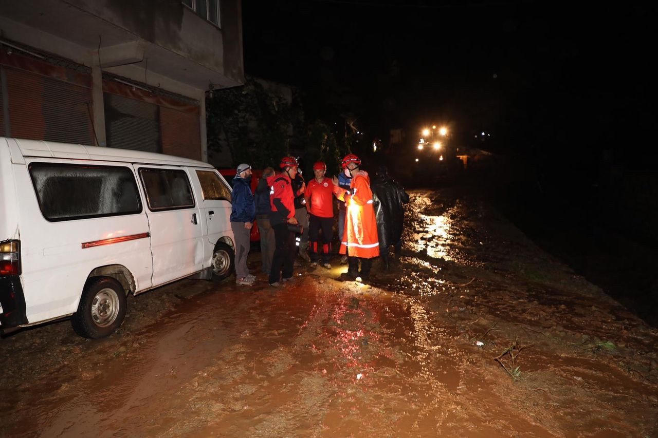 Rize'de gök yarıldı! Dereler taştı, heyelanlar oluştu, yollar kapandı - Sayfa 31