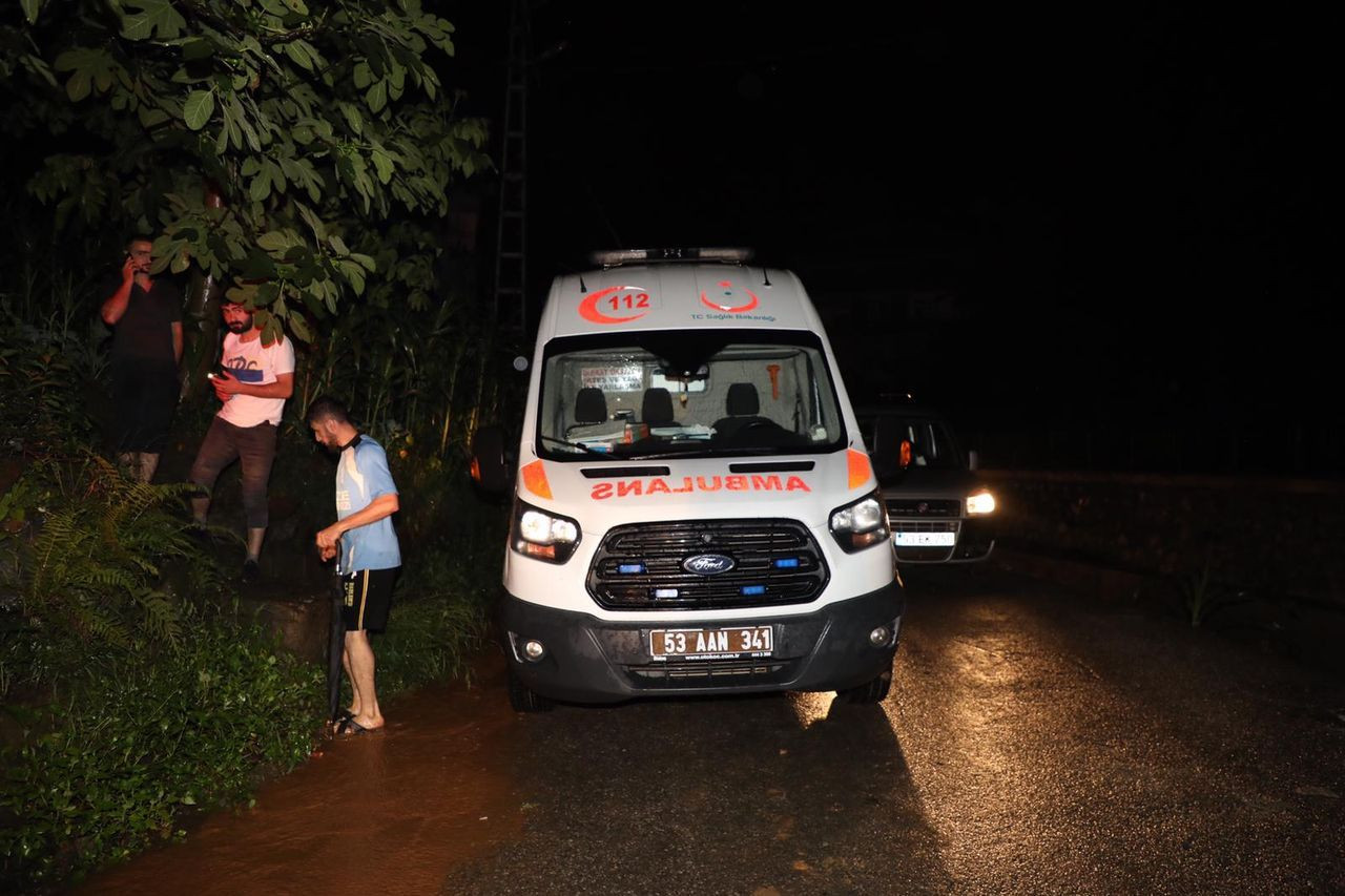 Rize'de gök yarıldı! Dereler taştı, heyelanlar oluştu, yollar kapandı - Sayfa 33