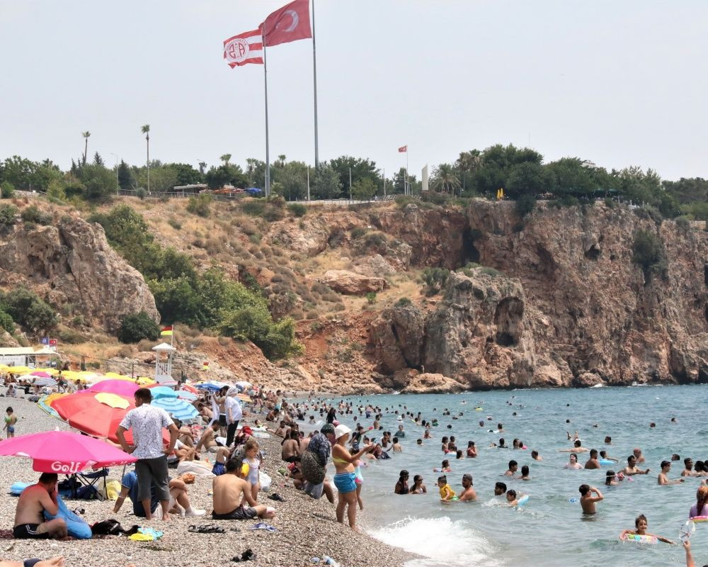 Dünyaca ünlü Konyaaltı Sahili'nde adım atacak yer kalmadı - Sayfa 15