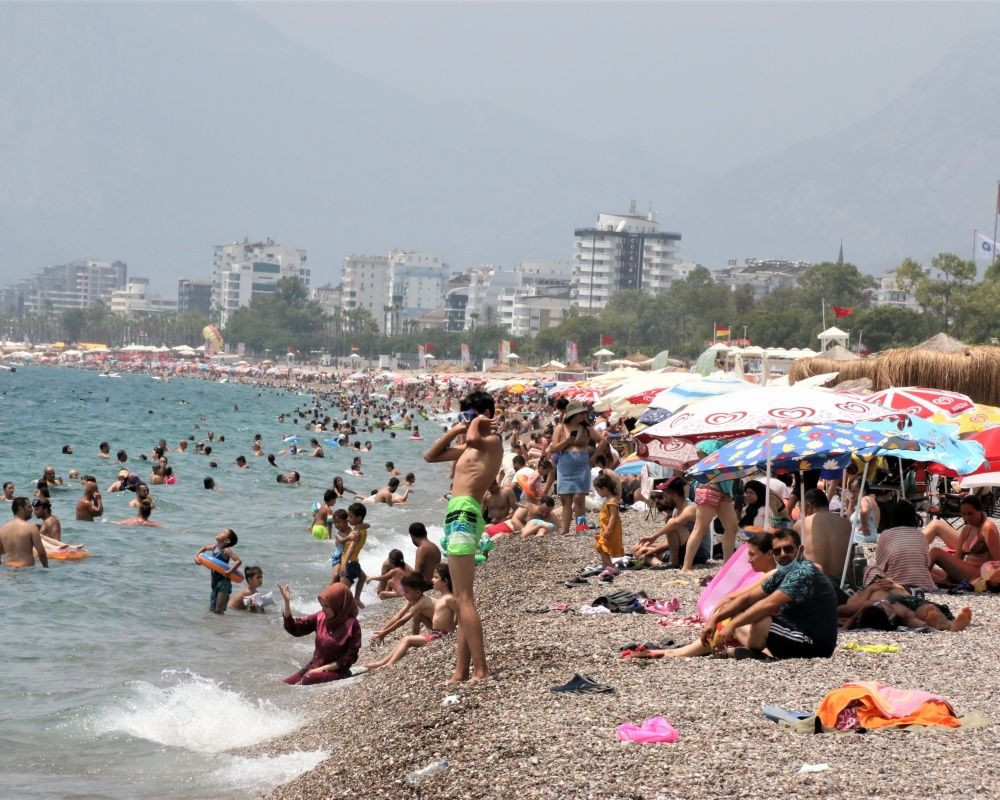 Dünyaca ünlü Konyaaltı Sahili'nde adım atacak yer kalmadı - Sayfa 16
