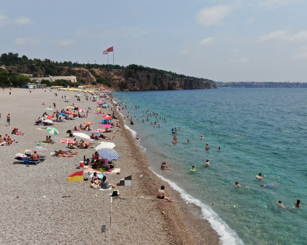Dünyaca ünlü Konyaaltı Sahili'nde adım atacak yer kalmadı - Sayfa 12