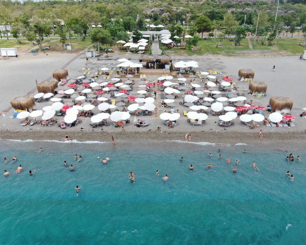 Dünyaca ünlü Konyaaltı Sahili'nde adım atacak yer kalmadı - Sayfa 14