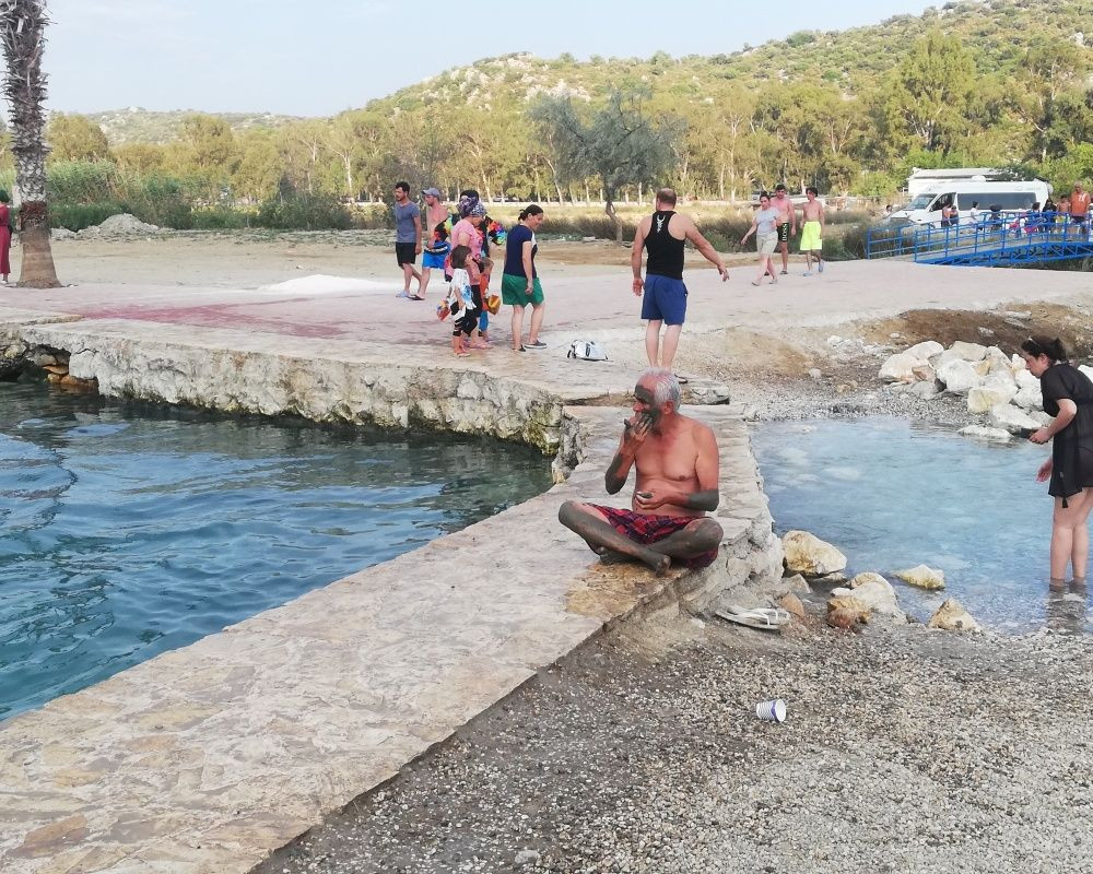 Ününü duyan şifa için Antalya'daki bu havuza koşuyor - Sayfa 5