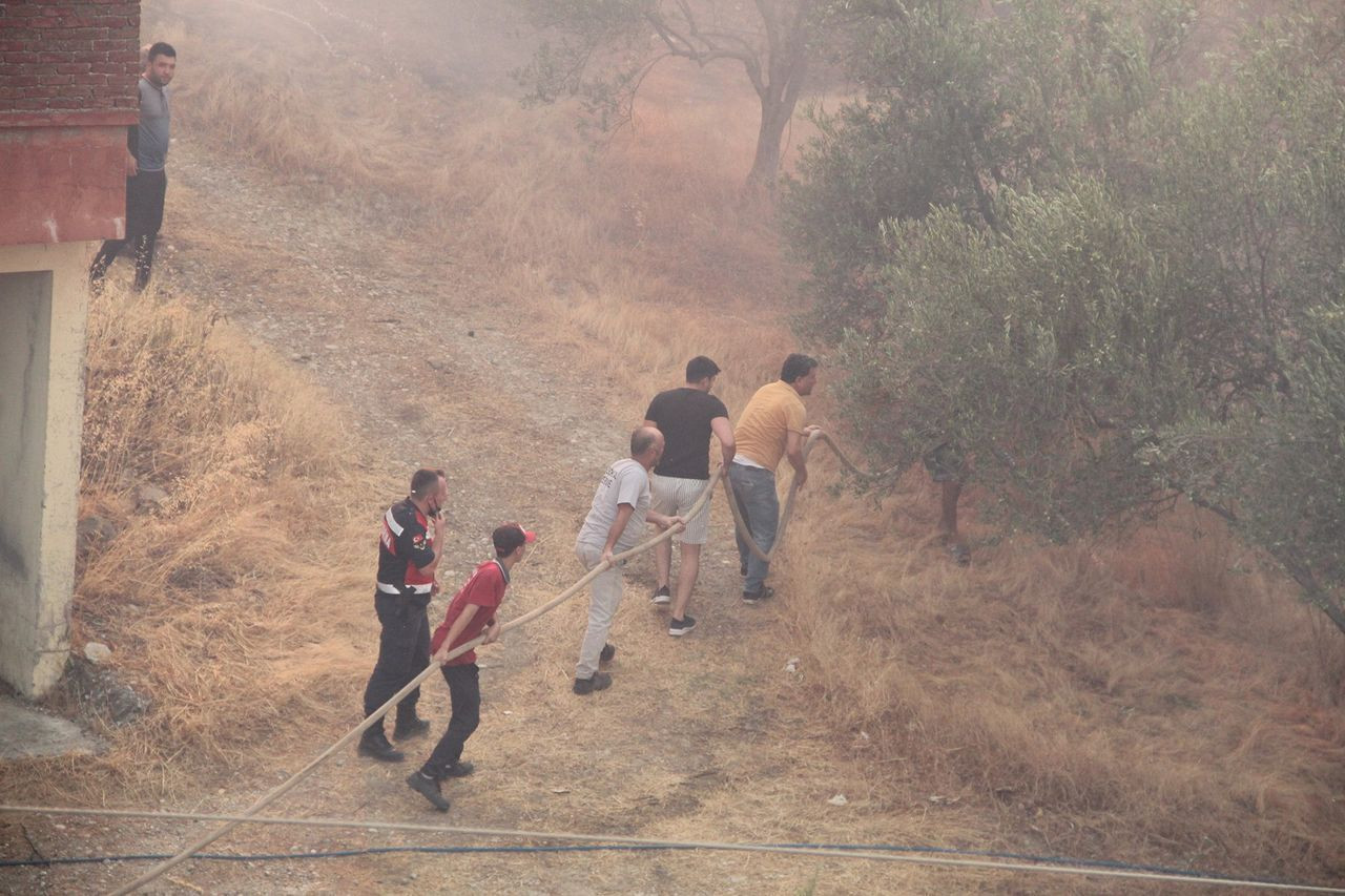 Manavgat'ta alevlerin arasına daldı! Yaşlı çift ve torunları yangından böyle kurtarıldı - Sayfa 10