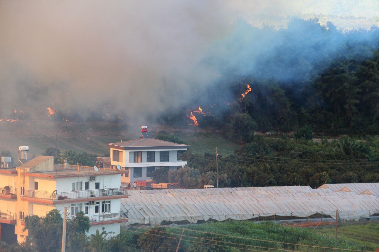 Manavgat'ta alevlerin arasına daldı! Yaşlı çift ve torunları yangından böyle kurtarıldı - Sayfa 11