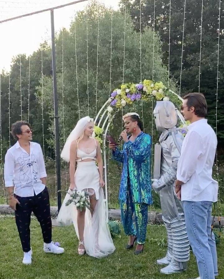 Aleyna Tilki kır düğünü ile tanıttığı 'Sır' şarkısının klibini yangınlar sebebiyle erteledi - Sayfa 6