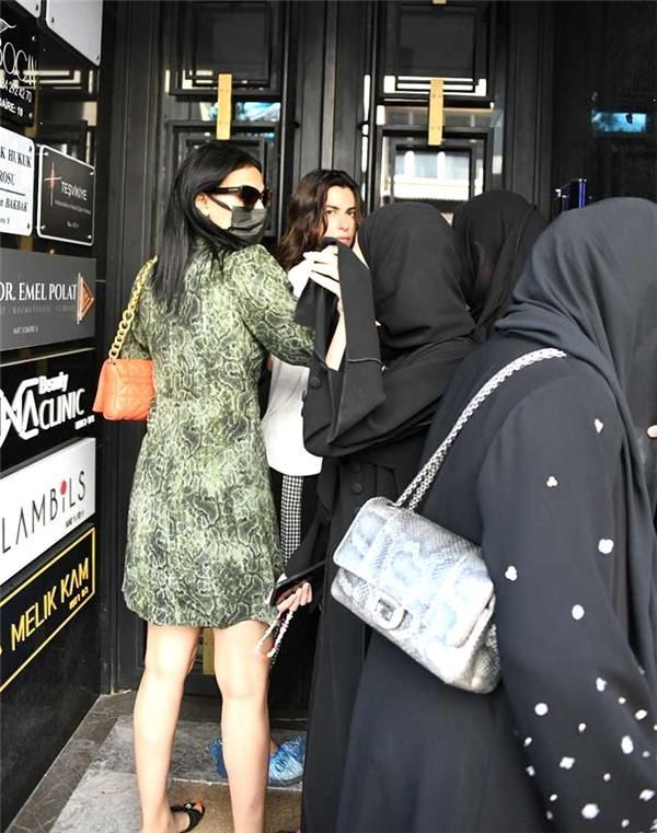 Nesrin Cavadzade sokak ortasında çıldırdı! Kapıları zorladı! Üzerine kahve döküldü! - Sayfa 12