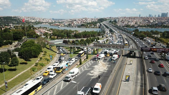 İstanbul'da trafiği kilitleyen olay: Otomobili bırakıp kaçtılar! - Sayfa 12