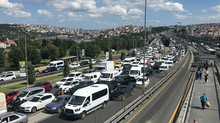 İstanbul'da trafiği kilitleyen olay: Otomobili bırakıp kaçtılar! - Sayfa 11