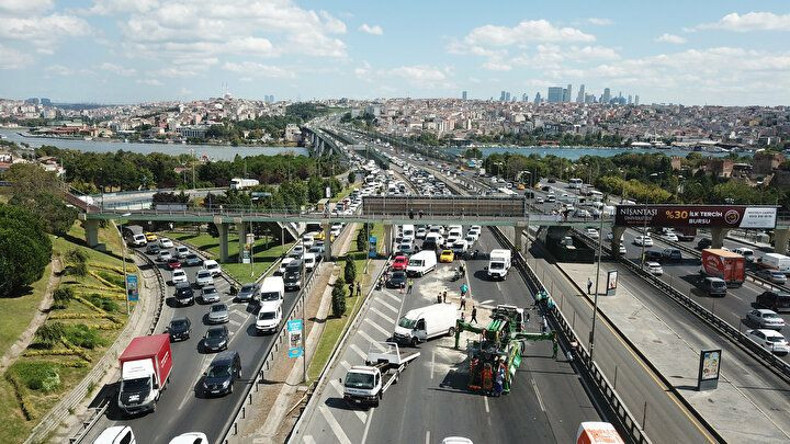 İstanbul'da trafiği kilitleyen olay: Otomobili bırakıp kaçtılar! - Sayfa 6