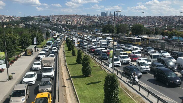 İstanbul'da trafiği kilitleyen olay: Otomobili bırakıp kaçtılar! - Sayfa 9