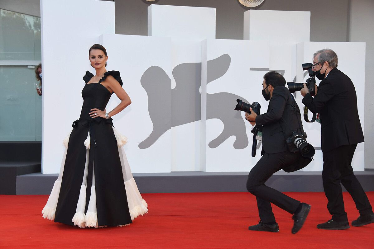 Penelope Cruz'un 'özel' elbisesi göz kamaştırdı! Festivale damga vurdu... - Sayfa 5