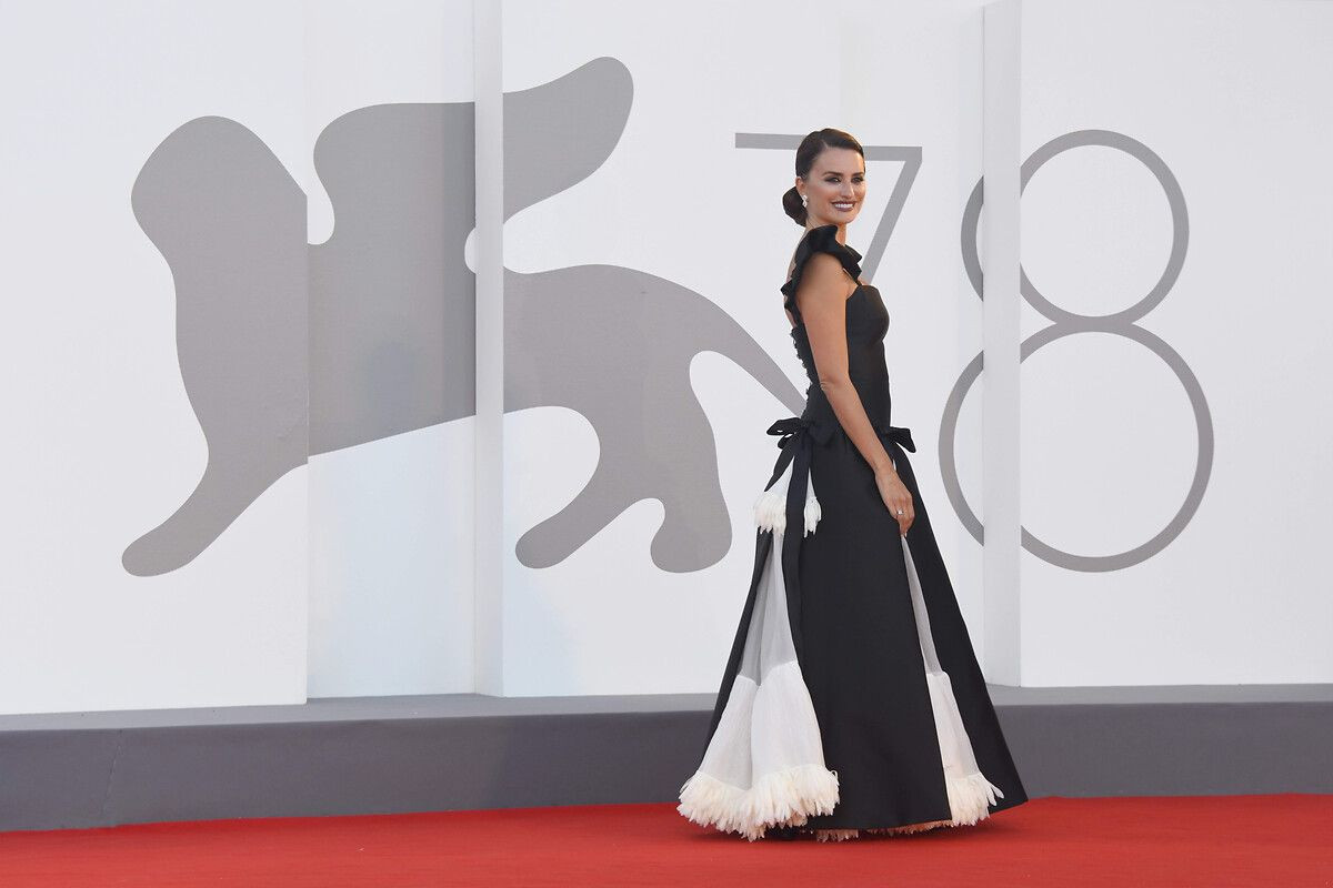 Penelope Cruz'un 'özel' elbisesi göz kamaştırdı! Festivale damga vurdu... - Sayfa 10