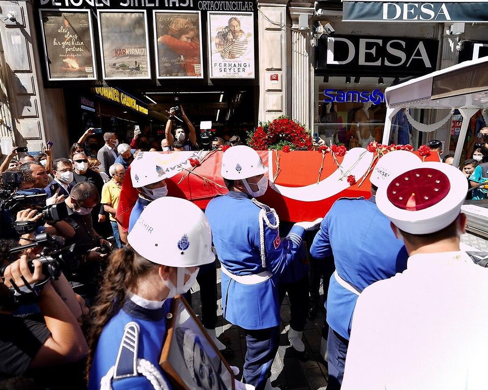 Büyük saygısızlık! Ferhan Şensoy'un cenaze törenindeki çirkin saldırıda flaş gelişme! Kendilerini böyle savundular... - Sayfa 17