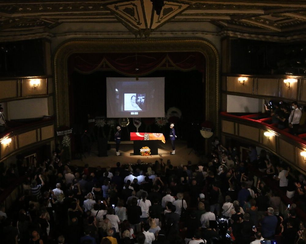 Büyük saygısızlık! Ferhan Şensoy'un cenaze törenindeki çirkin saldırıda flaş gelişme! Kendilerini böyle savundular... - Sayfa 9