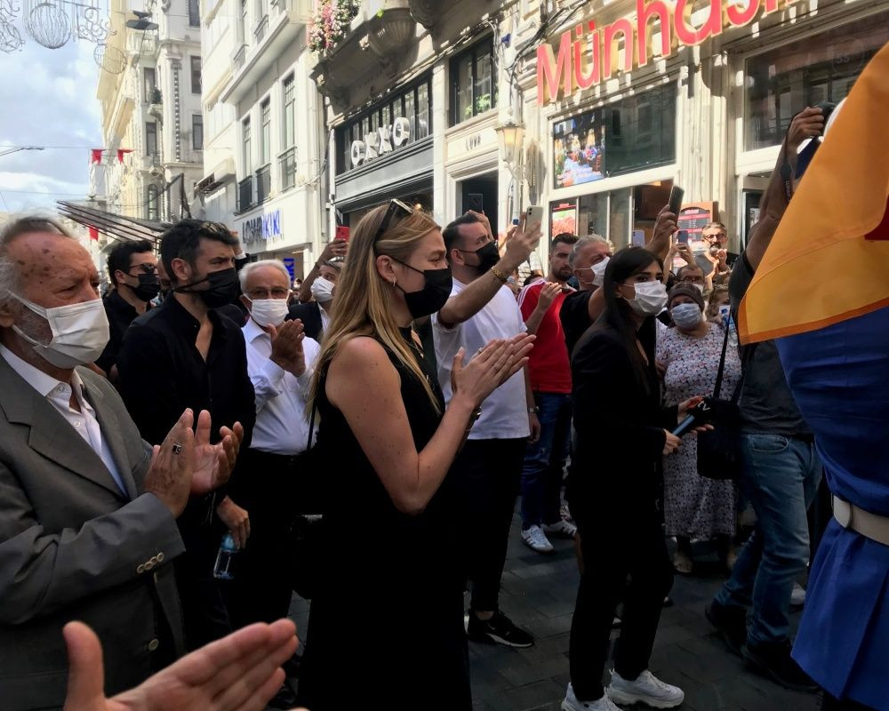 Büyük saygısızlık! Ferhan Şensoy'un cenaze törenindeki çirkin saldırıda flaş gelişme! Kendilerini böyle savundular... - Sayfa 44