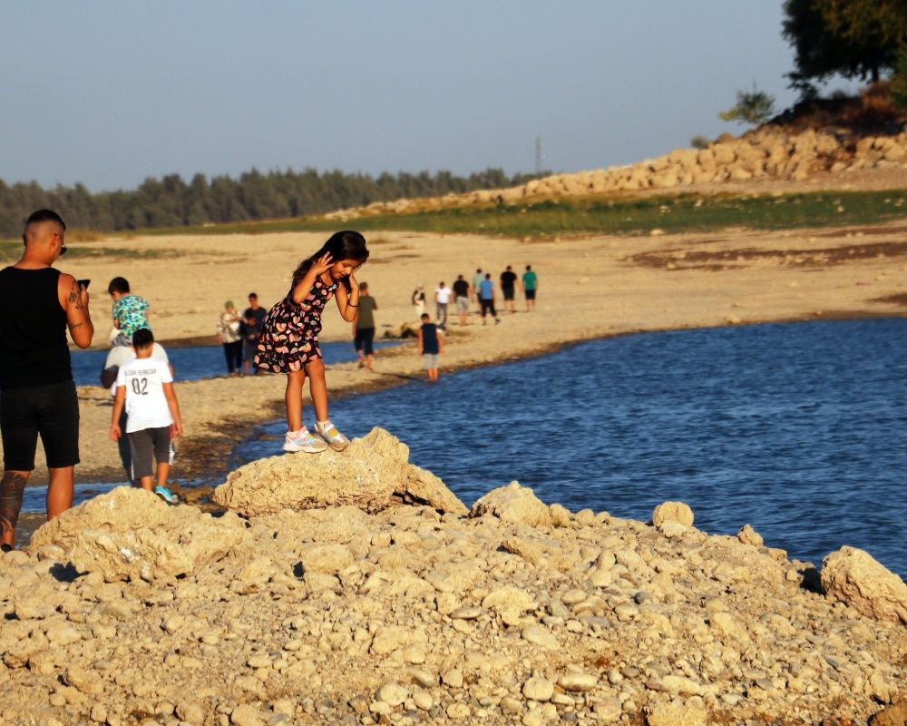 Seyhan Baraj Gölü`nde sular çekildi, adaya yürüyerek gittiler - Sayfa 6