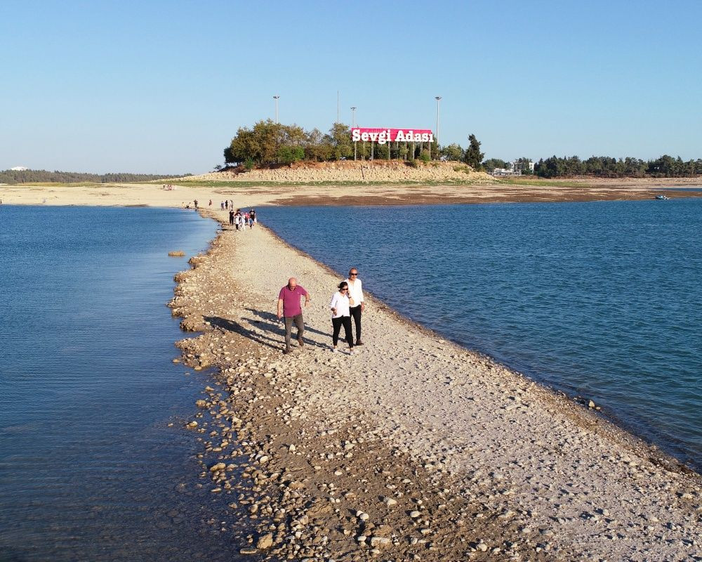 Seyhan Baraj Gölü`nde sular çekildi, adaya yürüyerek gittiler - Sayfa 10