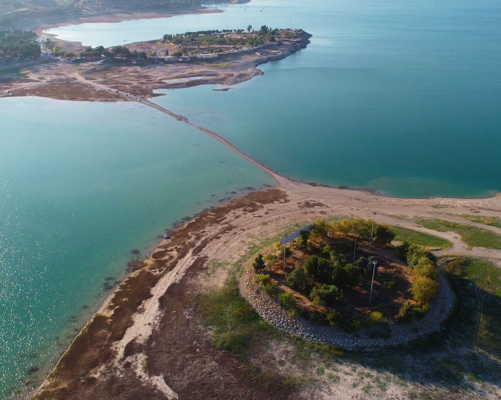 Seyhan Baraj Gölü`nde sular çekildi, adaya yürüyerek gittiler - Sayfa 12