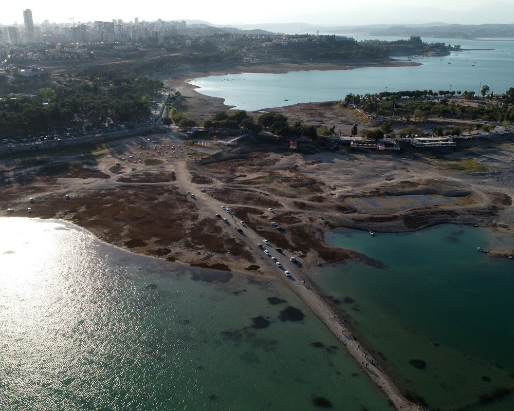 Seyhan Baraj Gölü`nde sular çekildi, adaya yürüyerek gittiler - Sayfa 13