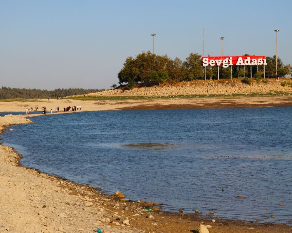 Seyhan Baraj Gölü`nde sular çekildi, adaya yürüyerek gittiler - Sayfa 14